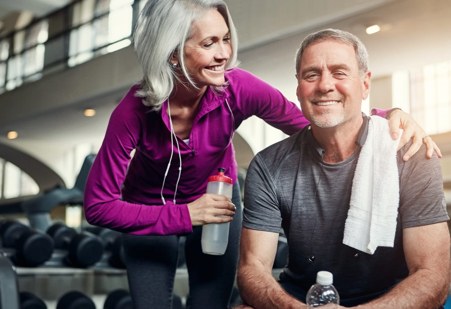 Aktive Männer mittleren Alters im Fitnessstudio