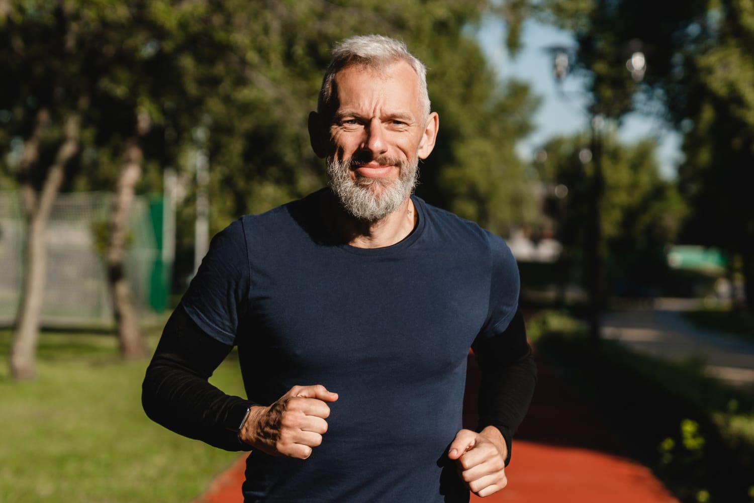 Reifer Mann joggt am Morgen im Park