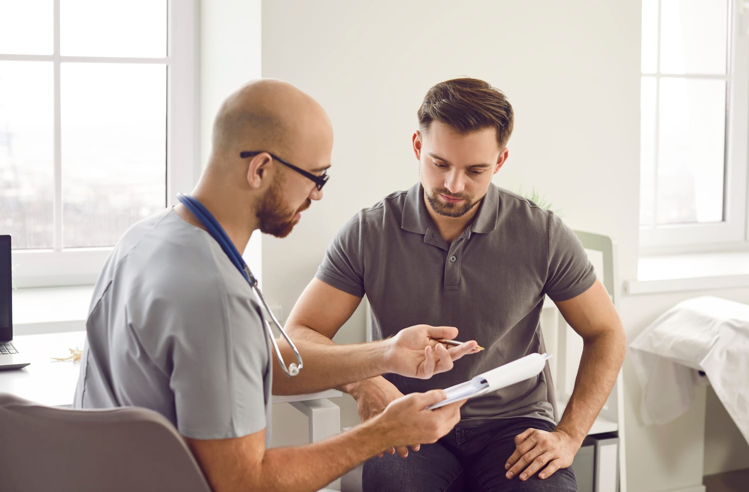 Arzt im Beratungsgespräch mit einem Patienten